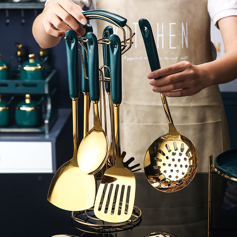 Ensemble de 7 ustensiles de cuisine en acier inoxydable et silicone : spatule ajourée, louche, cuillère de service, cuillère à pâtes.