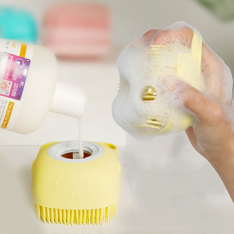 Brosse de bain pour chat et chien à poils souples en silicone, peigne et distributeur de shampoing pour le toilettage et le démêlage des poils morts.