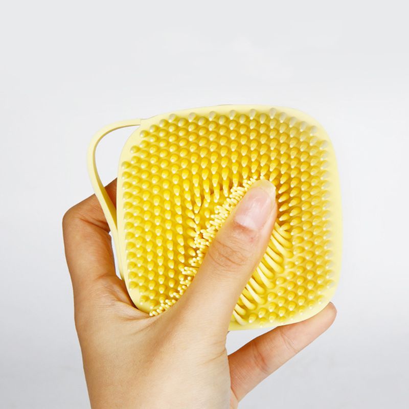 Brosse de bain pour chat et chien à poils souples en silicone, peigne et distributeur de shampoing pour le toilettage et le démêlage des poils morts.