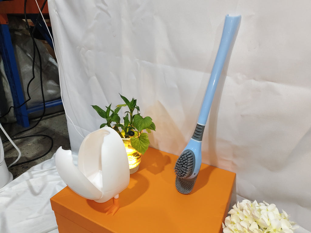 Brosse de toilette en forme de canard plongeur sans angle mort, manche long et poils doux