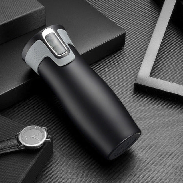 Gourde isotherme en acier inoxydable pour voyage, bouteille de thé ou mug isotherme.